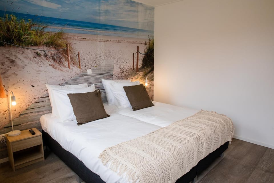 Bed, TV and multimedia, Bedroom