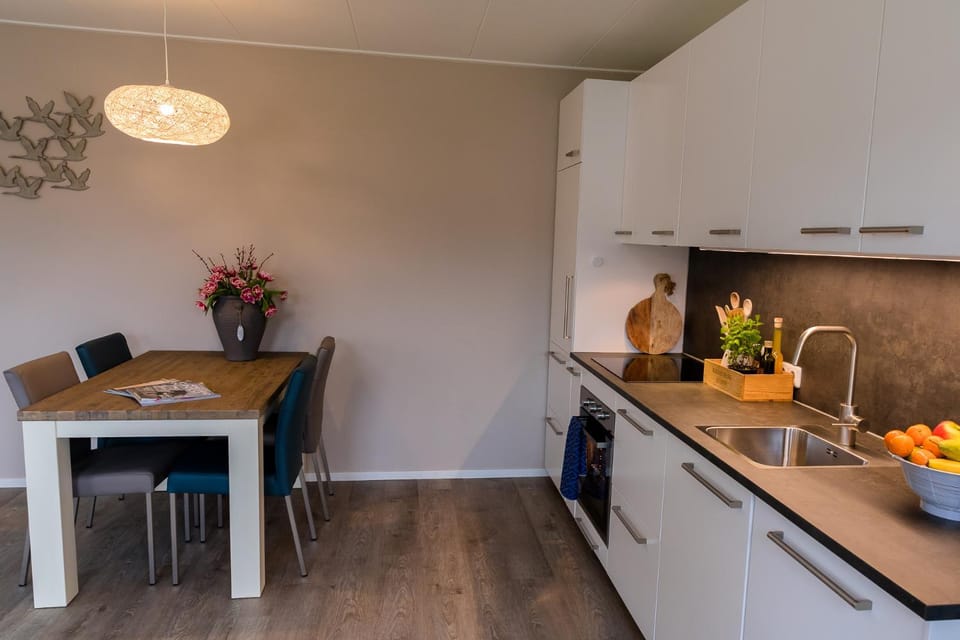 Coffee/tea facilities, Kitchen or kitchenette, Living room, Seating area