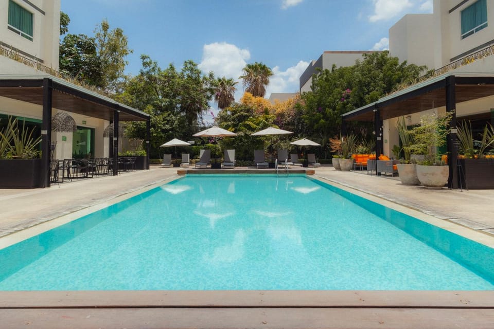 Swimming pool, sunbed