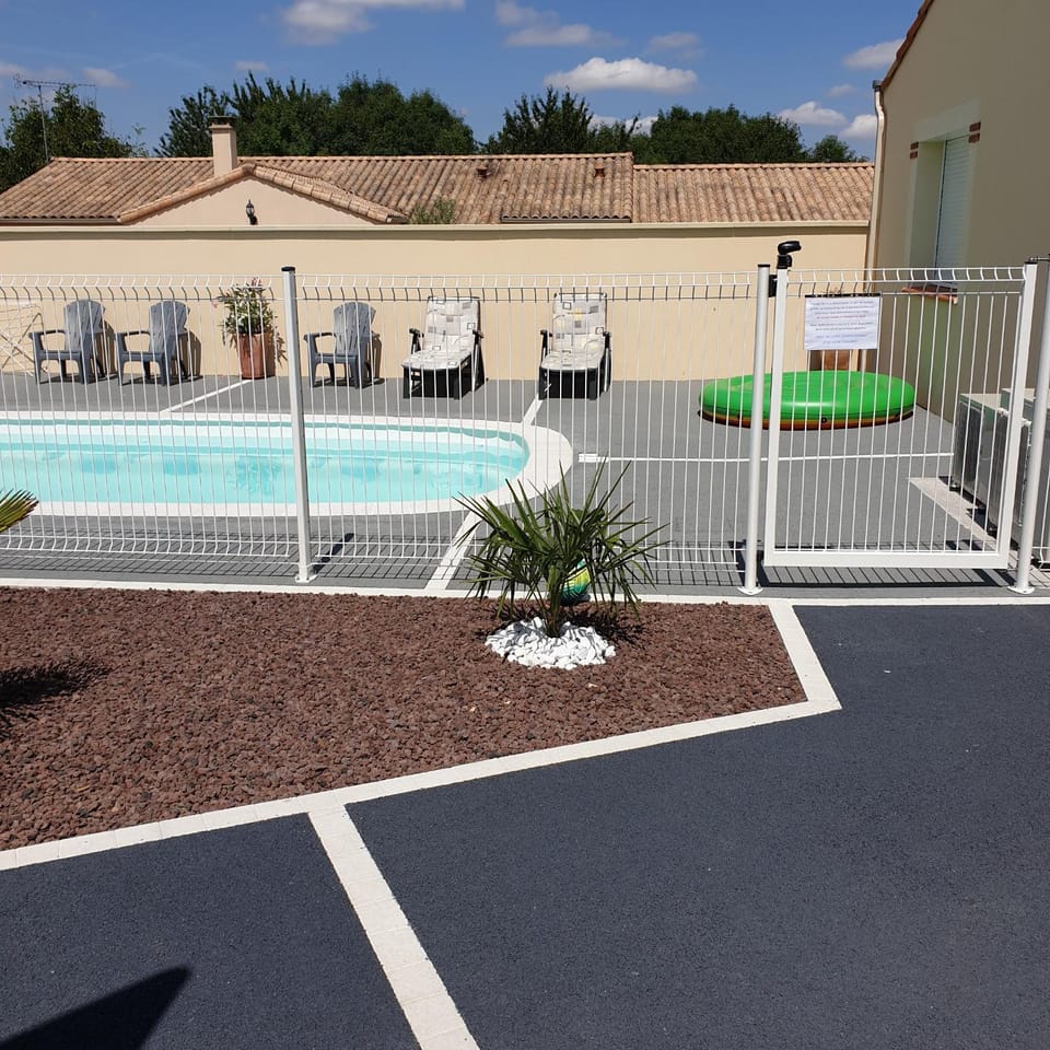 Swimming pool, sunbed