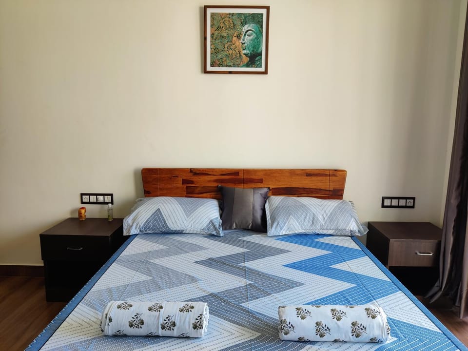 Photo of the whole room, Bedroom