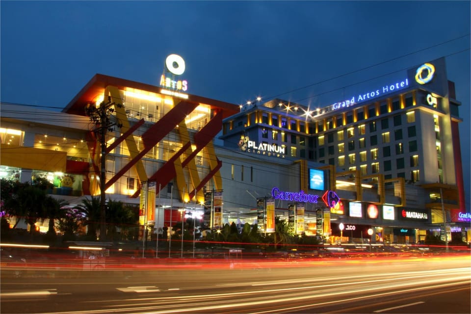 Property building, Restaurant/places to eat, Facade/entrance, On-site shops, View (from property/room), Lobby or reception, Lounge or bar, Fitness centre/facilities, Text overlay, City view, Landmark view, Street view, Area and facilities, Swimming pool