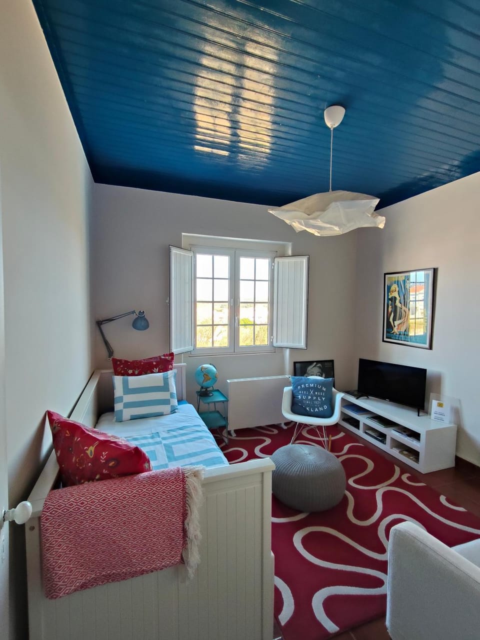 Bed, TV and multimedia, Living room