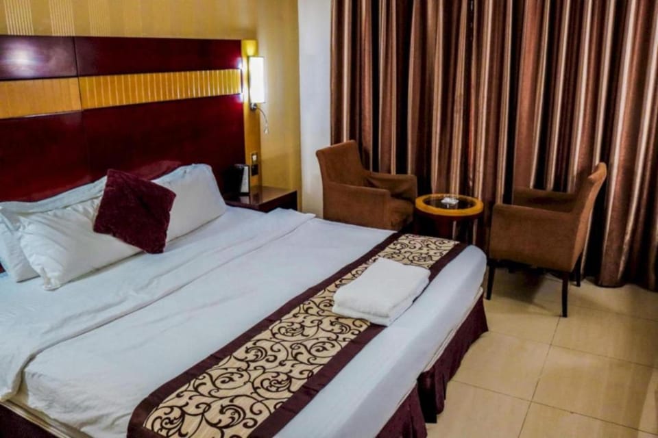 Bed, View (from property/room), Photo of the whole room, Seating area, City view