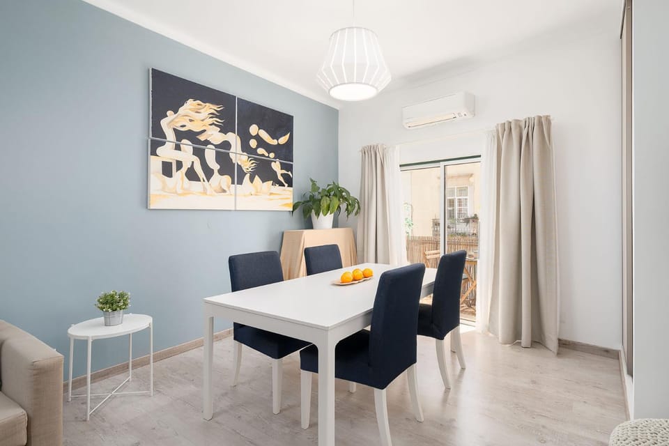 Dining area, Meals, air conditioner