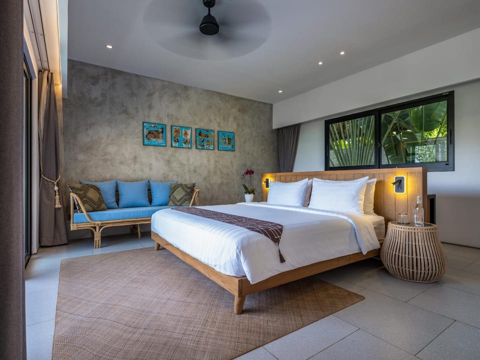 Bed, Seating area, Bedroom, fireplace