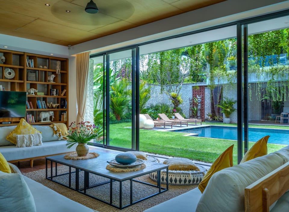 Living room, Seating area, Garden view, Pool view, Entertainment, sunbed