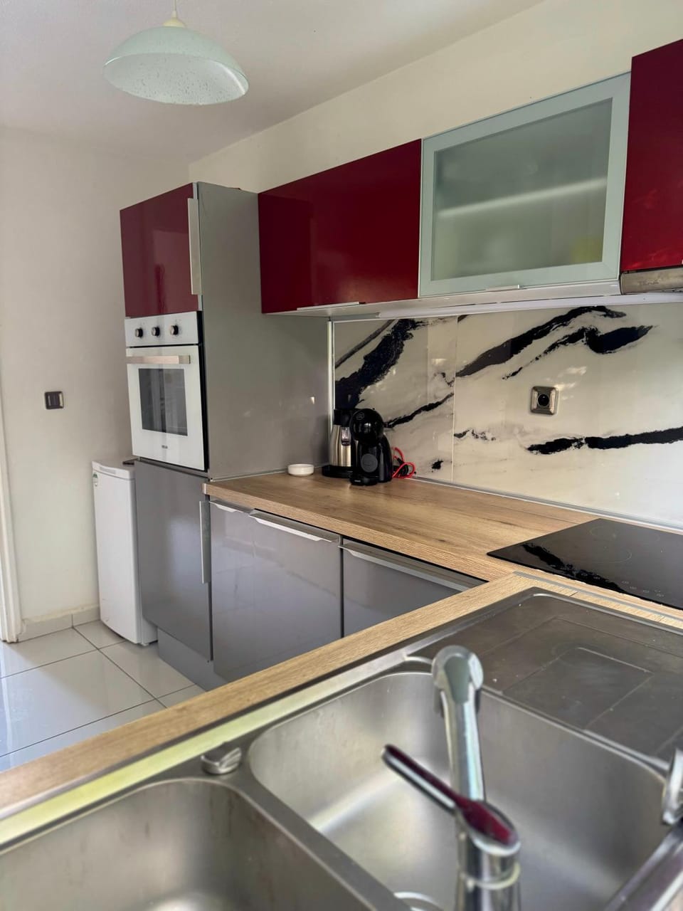 Coffee/tea facilities, dishwasher, oven, stove