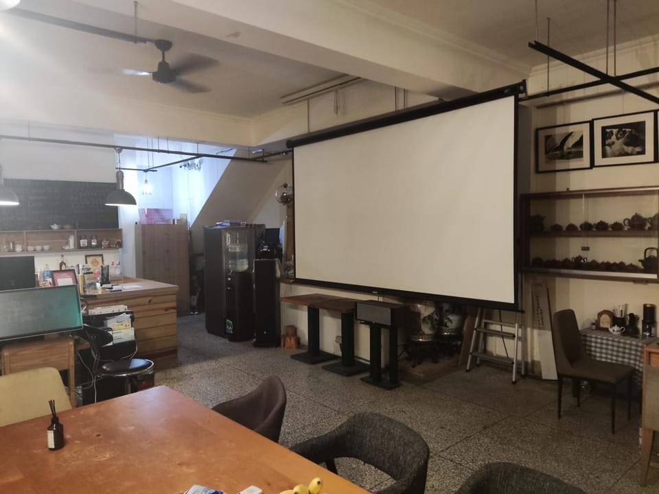 TV and multimedia, Living room, Business facilities, Seating area, Evening entertainment