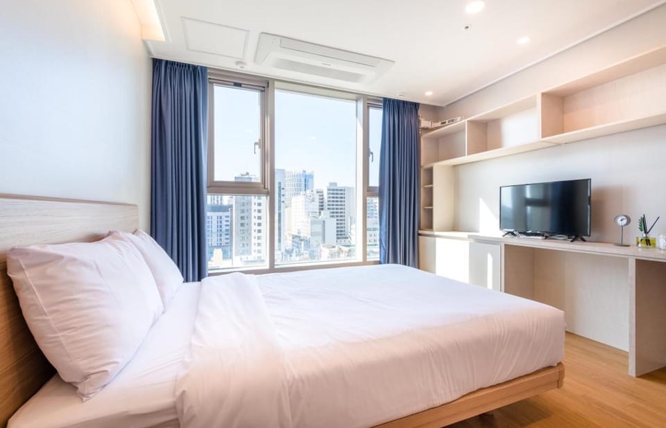Bed, TV and multimedia, Photo of the whole room, Bedroom
