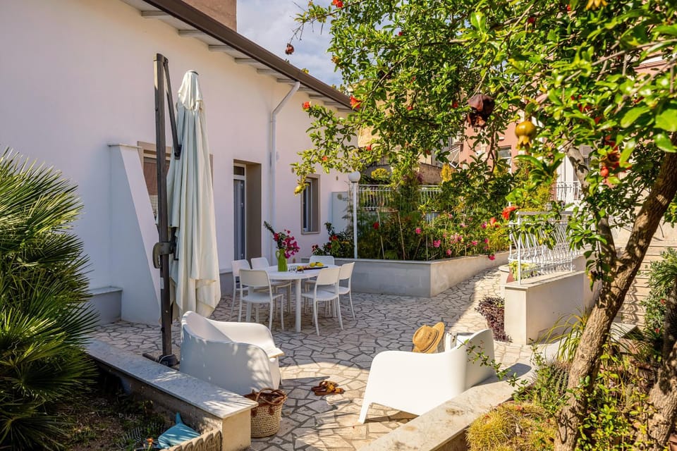Property building, Patio, Spring, Day, Garden, Seating area, Dining area, Garden view