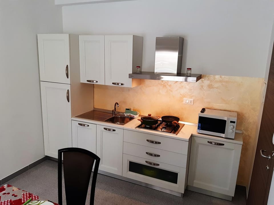 TV and multimedia, Coffee/tea facilities, Kitchen or kitchenette, Living room, Dining area