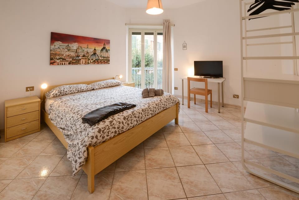 Bed, TV and multimedia, Photo of the whole room, Bedroom, towels