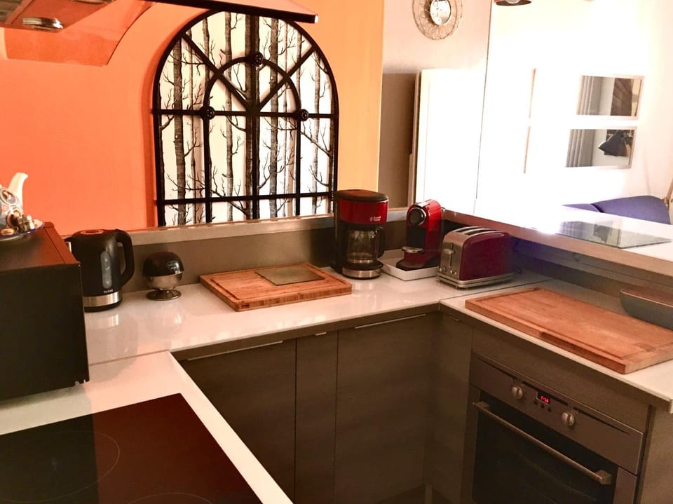 Kitchen or kitchenette, dishwasher, stove