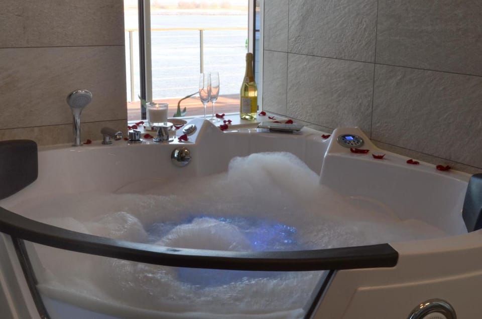 Luxuswohnung Pazifik WESER WELLNESS WHIRLPOOL Apartment in Lower Saxony, Germany
