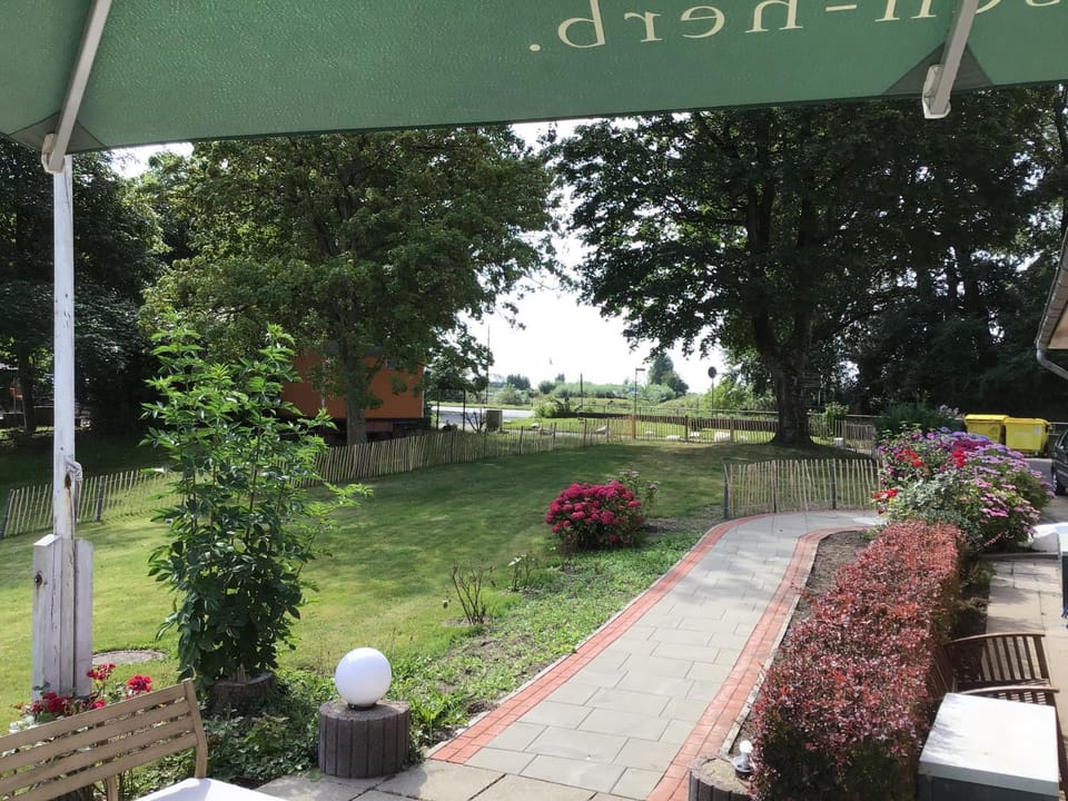 Property building, Garden, Meals, Lunch, Dinner, Drinks, Alcoholic drinks, Non alcoholic drinks