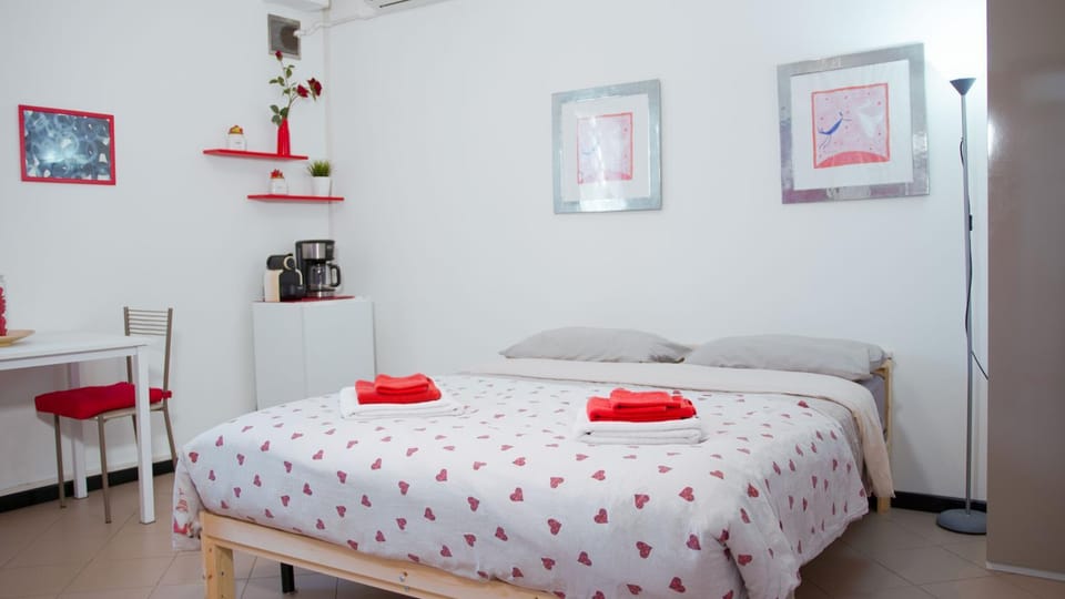 Bed, Bedroom, internet, towels, air conditioner
