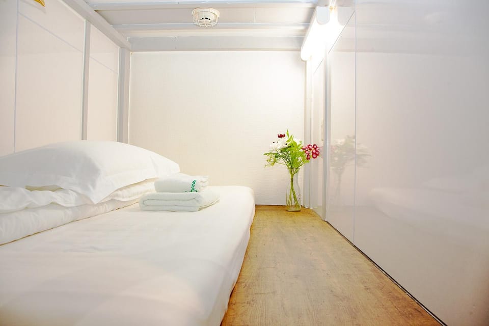 Bed, towels
