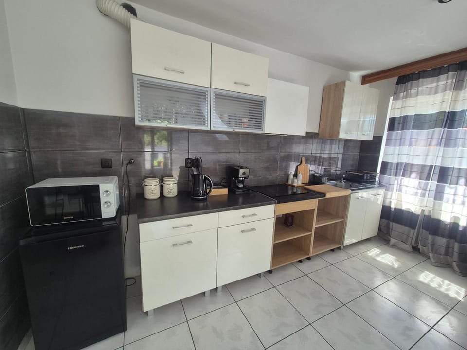 microwave, stove, kitchen