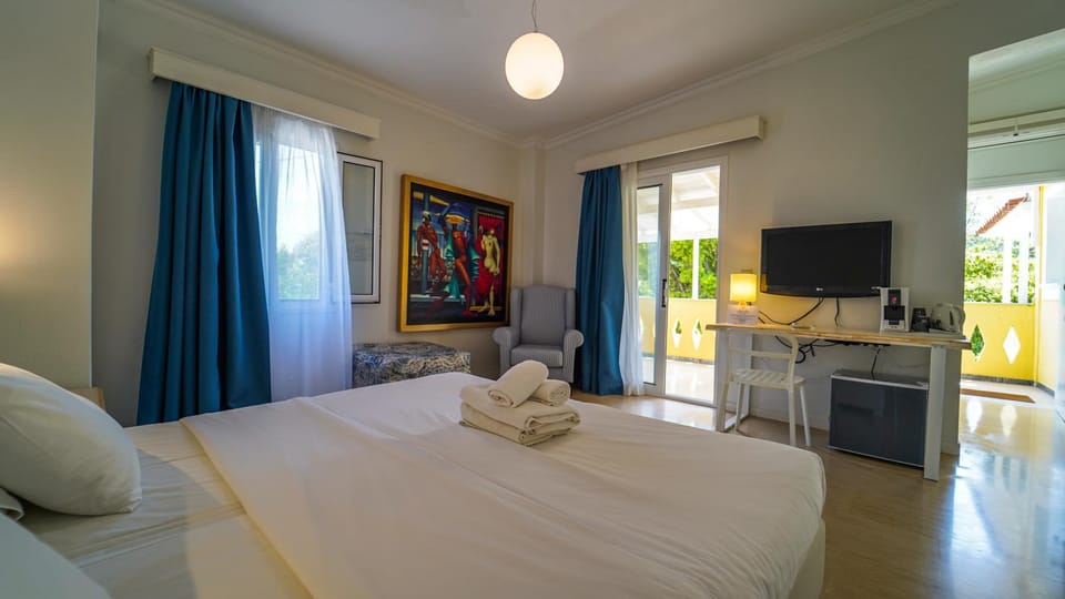 Bed, TV and multimedia, Bedroom