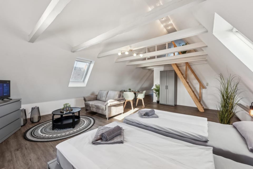 Bed, TV and multimedia, Living room, Photo of the whole room, Seating area, Bedroom, towels