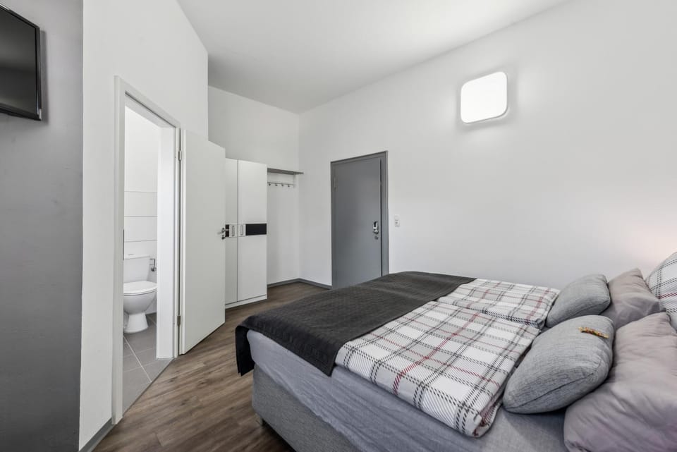 Bed, TV and multimedia, Living room, Photo of the whole room, Seating area, Bedroom, towels, wardrobe