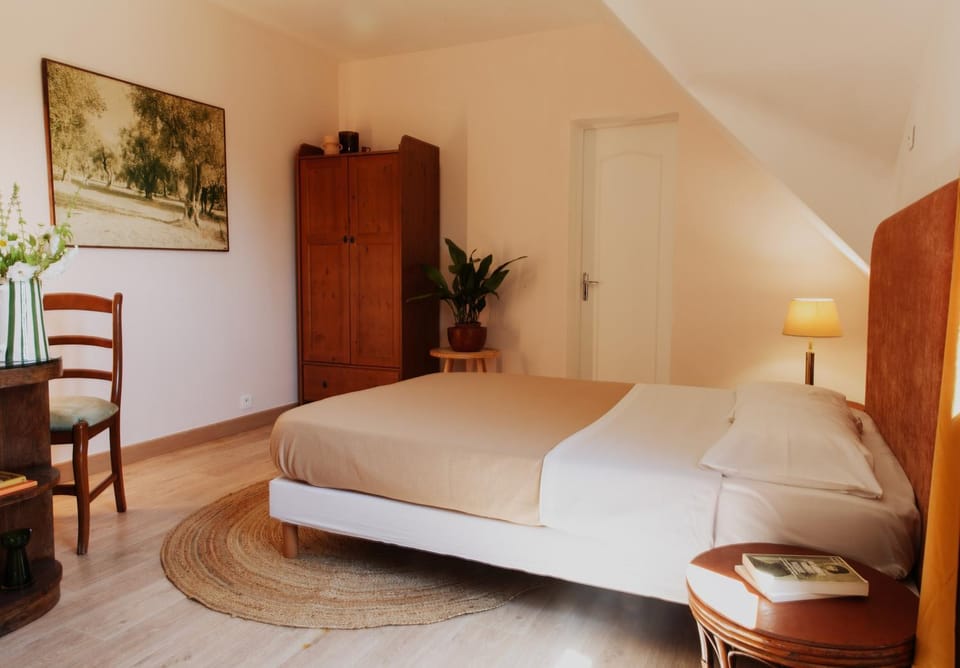 Photo of the whole room, Bedroom, wardrobe