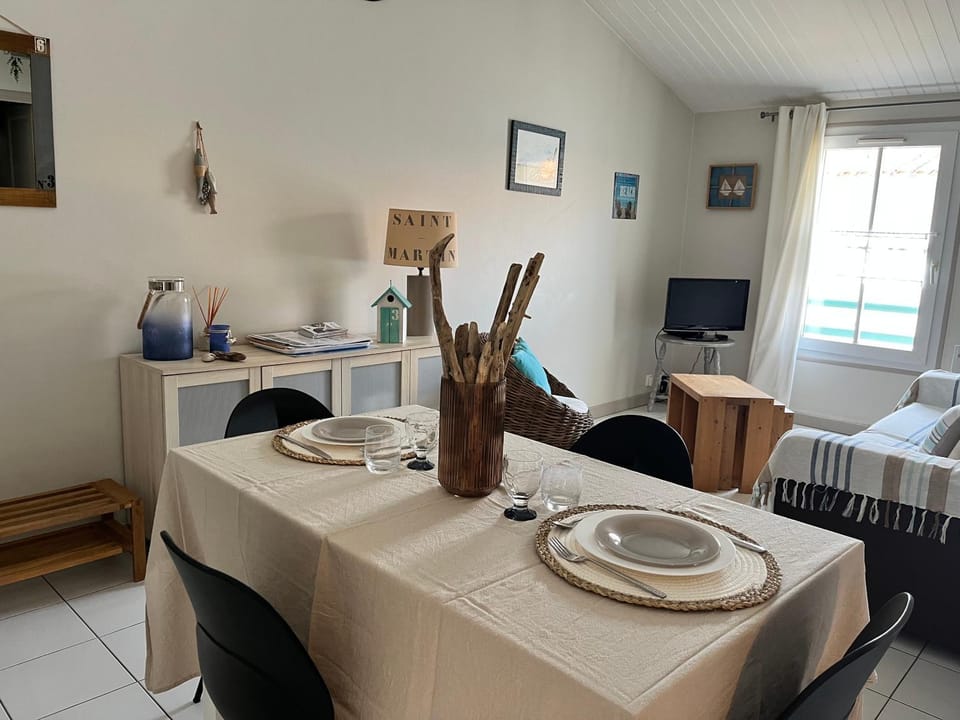 Living room, Meals