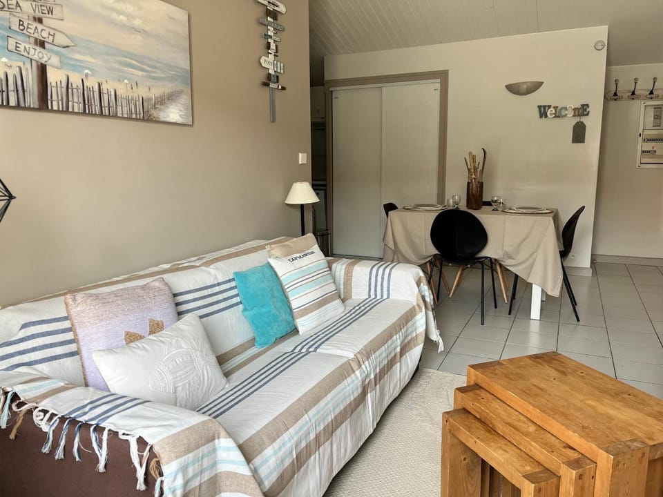 Living room, Meals