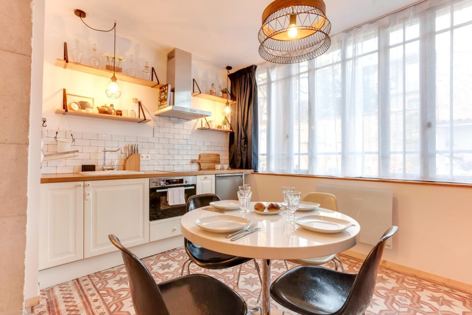 Kitchen or kitchenette, Seating area, Dining area