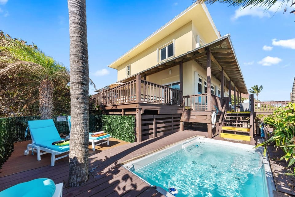 Property building, Garden view, Pool view, Swimming pool, sunbed