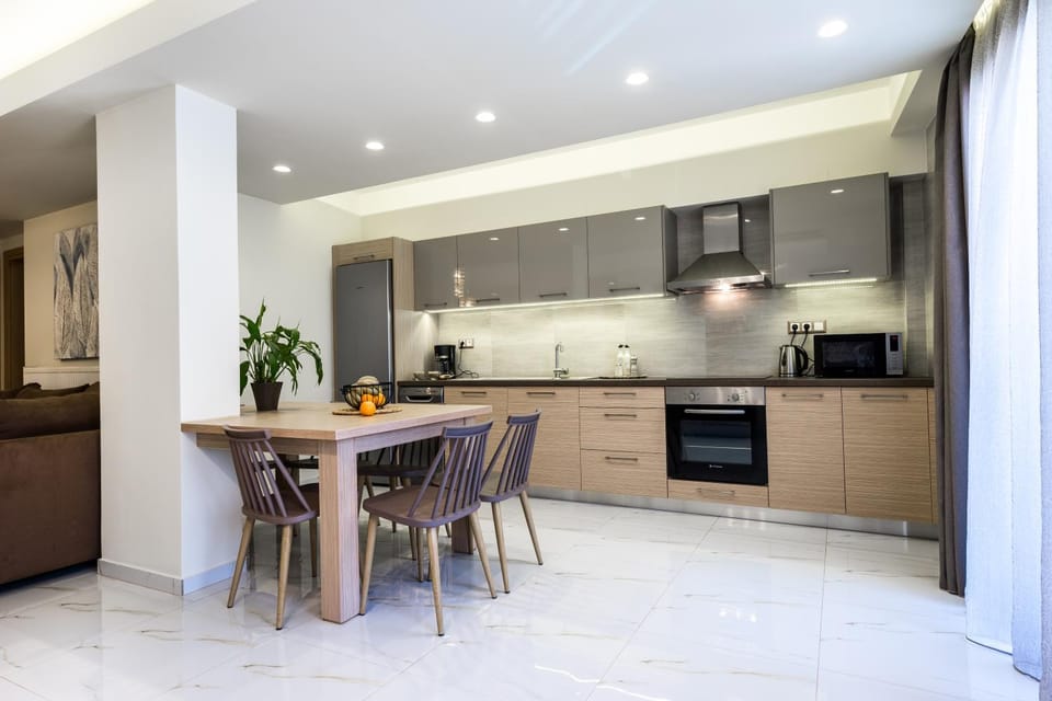 Kitchen or kitchenette, Dining area, Communal kitchen