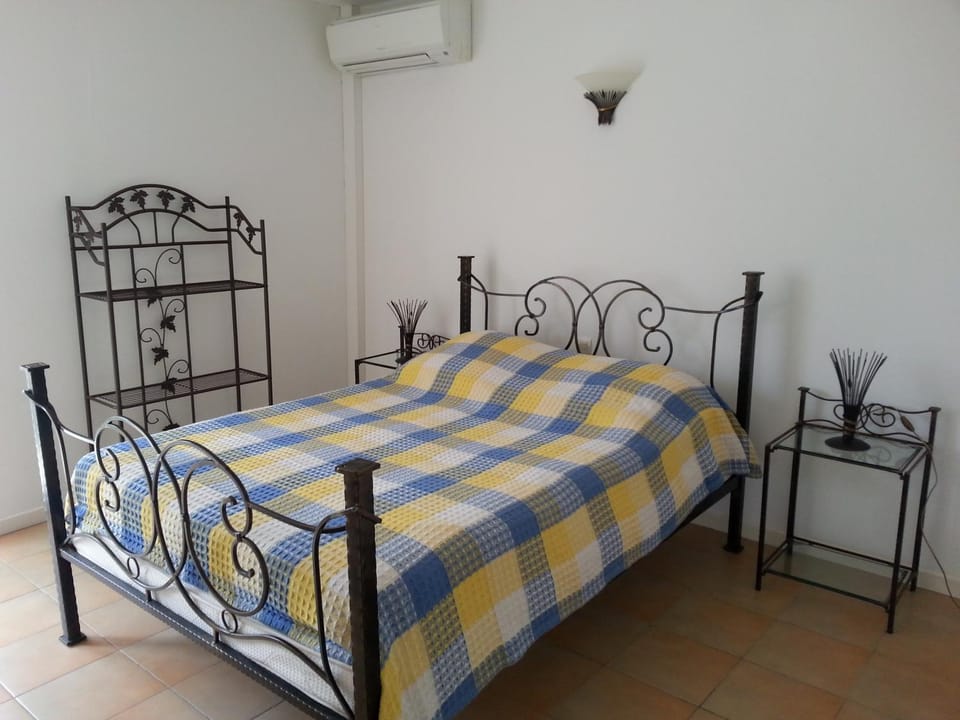Bed, Photo of the whole room, Bedroom, air conditioner