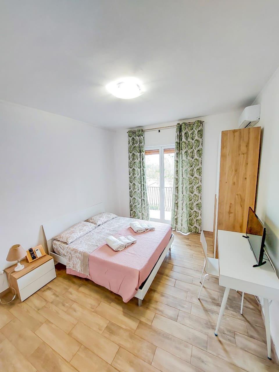 Bed, Photo of the whole room, Bedroom, wardrobe