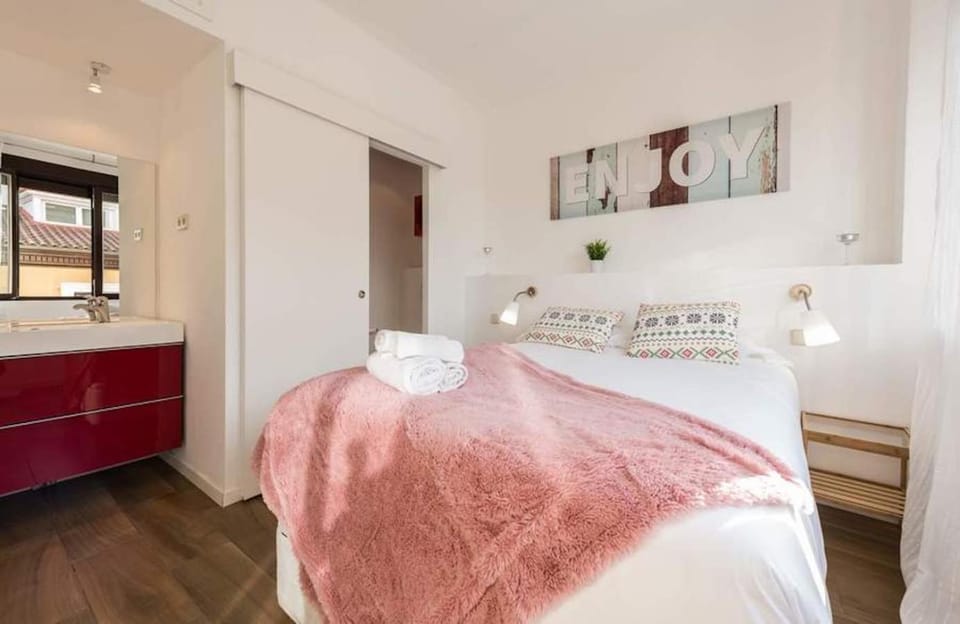 Spring, Bed, Day, Photo of the whole room, Decorative detail, Decorative detail, Bedroom, On site