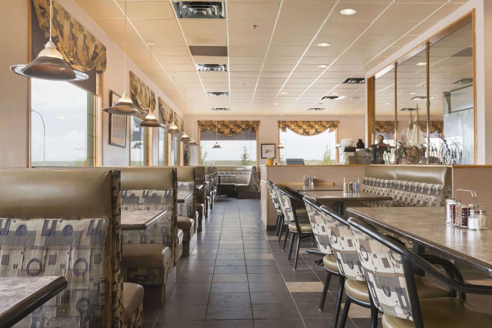 Restaurant/places to eat, Dining area, On site