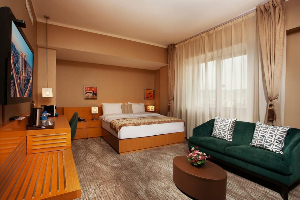 Bed, TV and multimedia, Living room, Photo of the whole room, Seating area, Bedroom, hair dresser