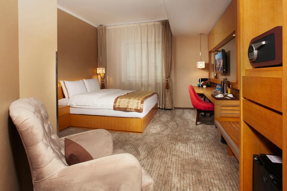 Bed, TV and multimedia, Photo of the whole room, Seating area, hair dresser, wardrobe