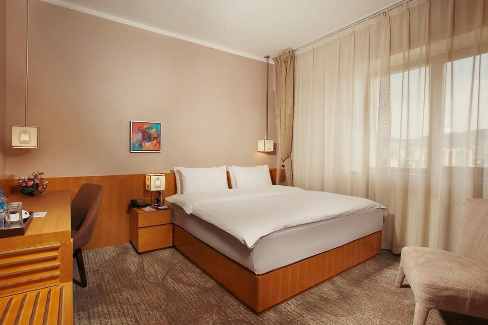 Bed, Living room, Photo of the whole room, Seating area, Bedroom