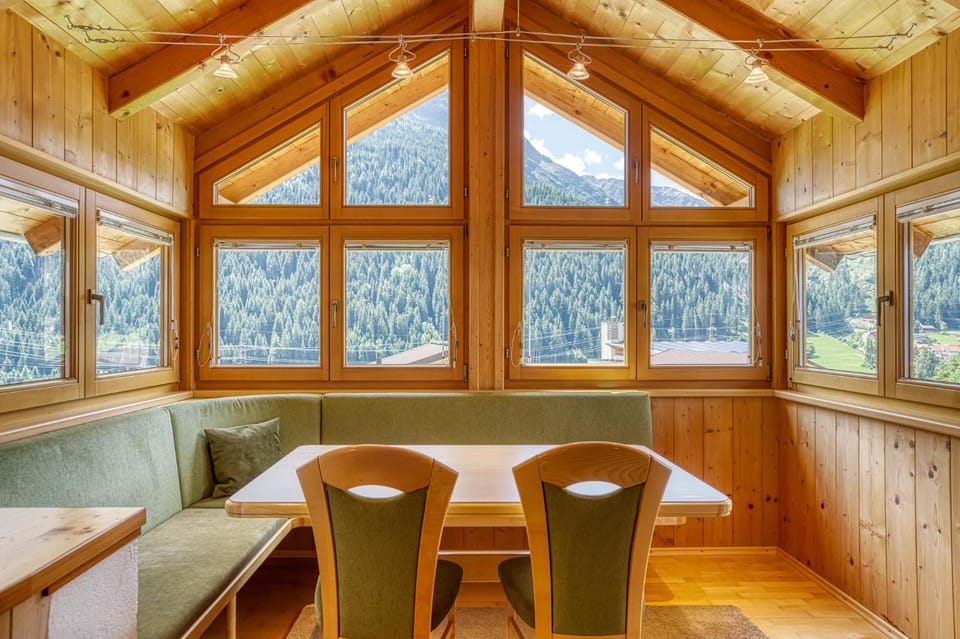 Dining area, Mountain view