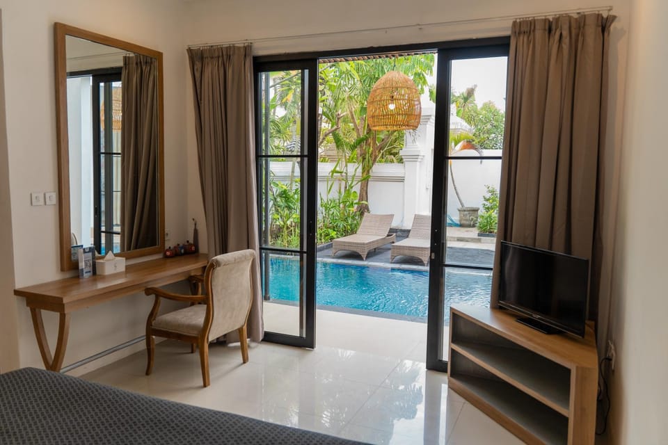 Bed, Balcony/Terrace, Bedroom, Pool view, Swimming pool, sunbed