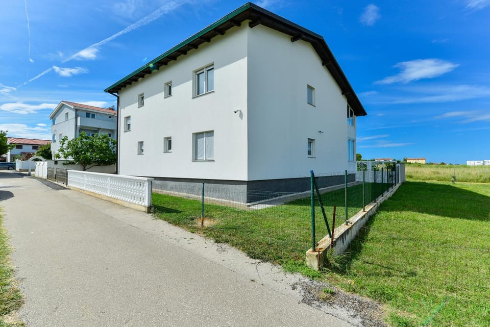 Neighbourhood, Garden, Quiet street view