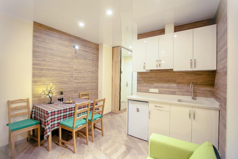 Kitchen or kitchenette, Dining area