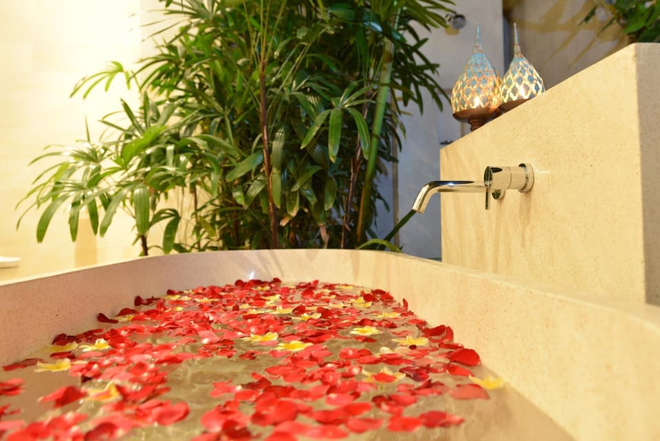 Bathroom, Decorative detail