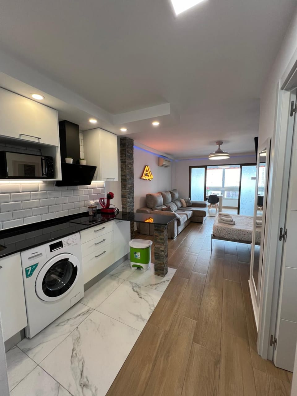 Kitchen or kitchenette, Living room, minibar, stove, toaster, washing machine