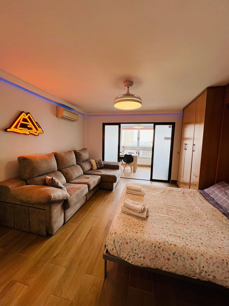 Bed, Living room, Photo of the whole room, Bedroom, towels