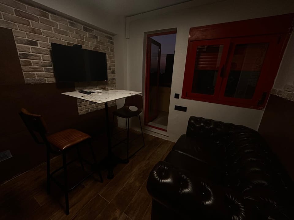 TV and multimedia, Living room, Seating area, Dining area