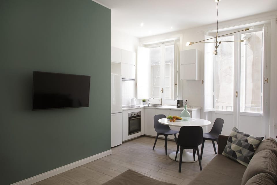 TV and multimedia, Kitchen or kitchenette, Living room, Seating area, Dining area