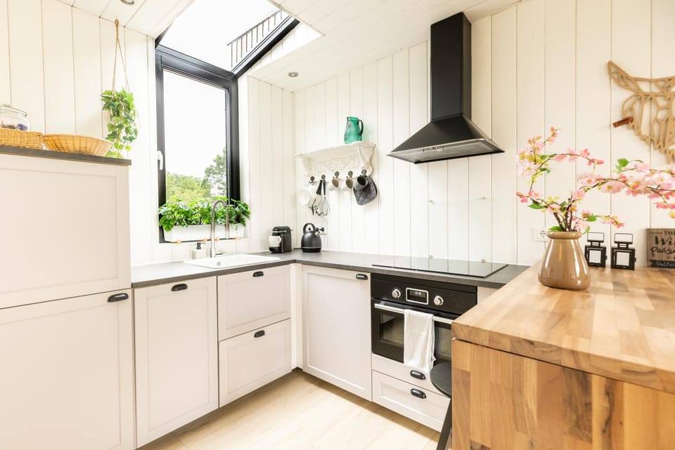 Coffee/tea facilities, Kitchen or kitchenette, dishwasher, oven, stove, toaster