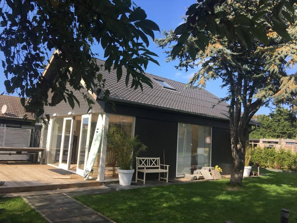 Property building, Patio, Facade/entrance, Garden